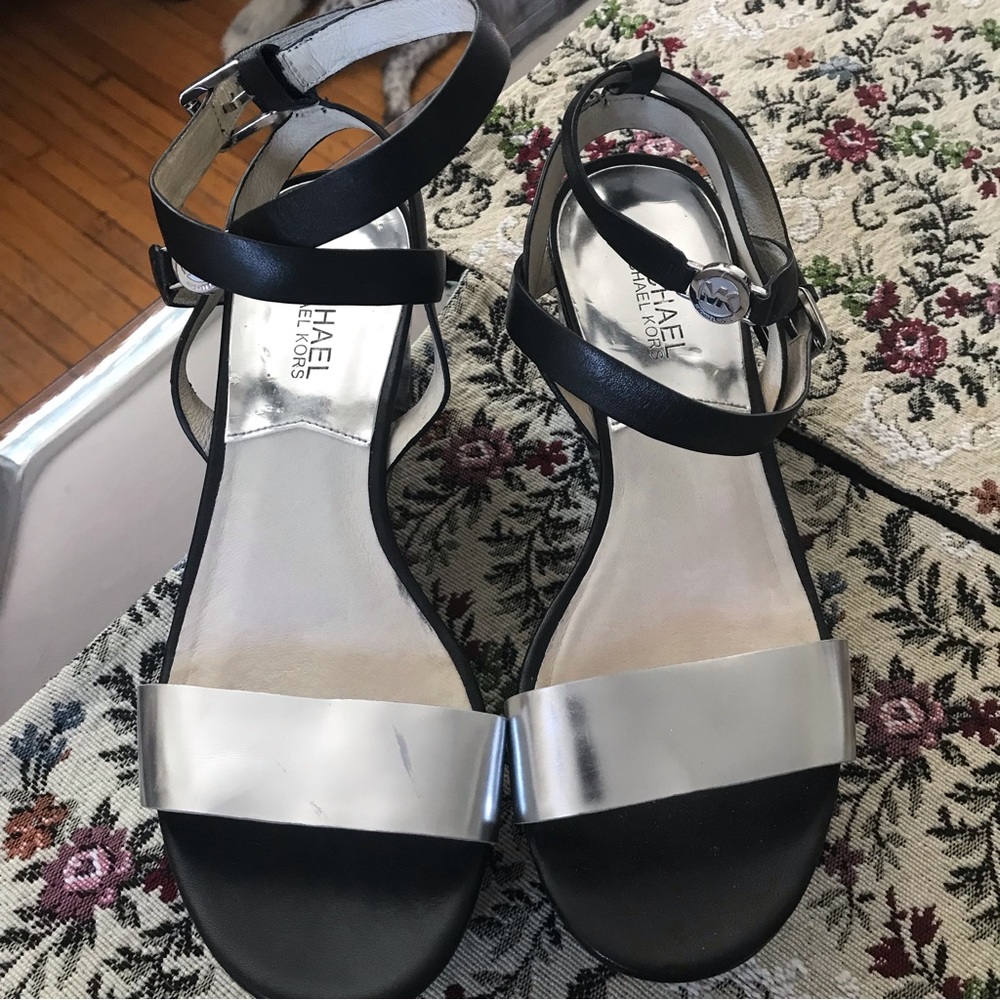 Lovely Michael Kors Silver & Black Strappy Platform Sandals - Size 6.5